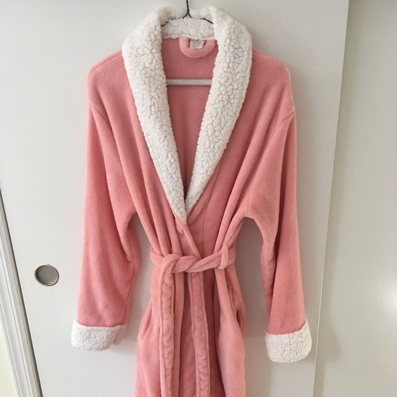 Robe - Picture 2 of 8